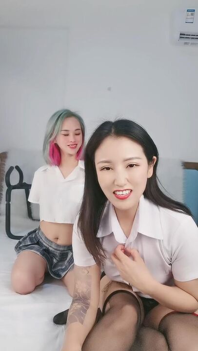 少妇吸吮大屌一脸享受爆操后入抽插的快感