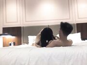 低胸衣小姐姐约酒店坐在腿上揉捏肉体舌吻吸吮