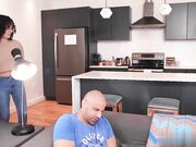 性交家庭 小奶子被她的两个继兄弟钉住