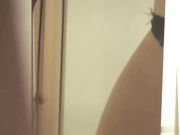 欧美隔窗偷拍居家妹纸寂寞难耐忘我手指疯狂自慰到高潮颤抖