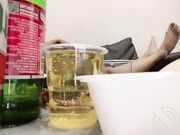 变态女教师萍姐与儿子乱伦 教师母亲饥渴难耐儿子不从，只能酒后下药强奸