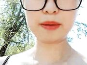 韵味十足眼镜骚货 驾车户外野战 蹲在地上尿尿1