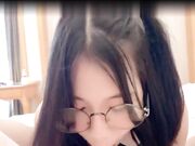 可爱女友前戏口活特写，认真舔的样子非常美