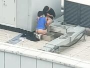 天台门事件中学情侣翘课跑到商场天台啪啪解锁各种姿势围观吃瓜群众看得口干舌燥