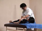 与我发生性关系 嗅嗅并舔老男人的鸡巴3