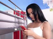 调皮荡妇蒂娜和祖祖甜在热辣的跨种族性交中被黑人深深地撞击