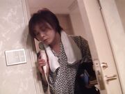 在得知和因为被女孩甩而退缩后 明里决定通过触摸来帮助他习惯女性的身体3