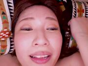 她脱掉男人的衣服 用舌头小心地舔舐他的乳头和阴茎2