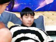 超极品清纯小萝莉 全程露脸尿尿给狼友看 把逼逼和道具洗干净口交小哥的大鸡巴