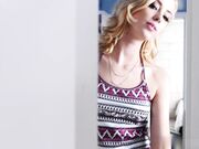 性感金发女郎海莉 里德是我姐姐的性感朋友