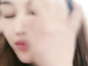 性感妹子野地脱裤子上位晃动屁股 在家被窝全裸手指摩擦逼逼自摸阴蒂闭眼享受