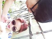 真大胆四眼仔和漂亮空姐制服美女大白天在绿化带广告牌后面啪啪口爆吞精