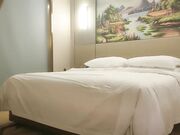 极品空姐，黑丝大长腿，天使脸庞魔鬼身材，肤白貌美一对粉乳，注定一场难忘的交合