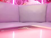 灯红酒绿 歌声相伴 佳人纷至沓来 选中极品19岁嫩妹 美乳翘臀赶紧干