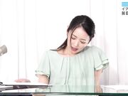 不用问就将转子放入短裙和动漫声音女孩的阴部