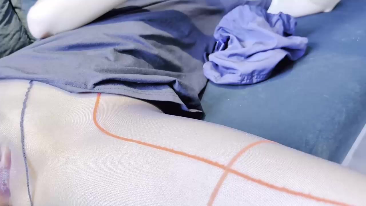 按在沙发上猛烈中出的长腿嫩模