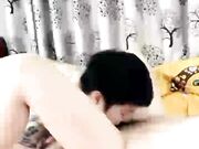 百合女跟姐妹一起直播啪啪 颜值很高的女神躺在床上被短发大姐玩惨了