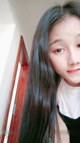 模样清纯可人的小美女 扒开衣服让狼友看清楚小美乳 小道具自慰小鲍鱼