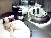 豪华套房偷拍短发美女被男友快速抽插妹子这小身板抱着操是太爽了