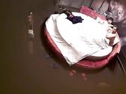 精品酒店大圆床偷拍中年事业男和少妇开房偷情搞完抽口烟