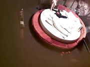 精品酒店大圆床偷拍中年事业男和少妇开房偷情搞完抽口烟