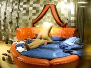 精品主题宾馆偷拍中年大叔约样貌身材很不错的美女人妻偷情,担心满足不了还带了道具