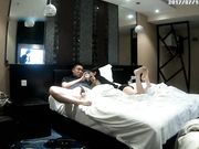 酒店偷拍性感漂亮的小美女被情人操完后自己玩手机,想干时不让操了