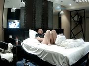 酒店偷拍性感漂亮的小美女被情人操完后自己玩手机,想干时不让操了