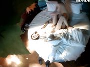 蓝床房偷拍超清纯漂亮大学美女和男友约会开始2人很害羞