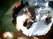 蓝床房偷拍超清纯漂亮大学美女和男友约会开始2人很害羞