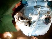 蓝床房偷拍超清纯漂亮大学美女和男友约会开始2人很害羞