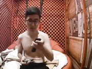 情趣炮房外表清纯眼镜妹提前开好房脱光等待男友到来很有情调穿上情趣套装啪啪激情69呻吟声太骚了