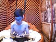 情趣炮房外表清纯眼镜妹提前开好房脱光等待男友到来很有情调穿上情趣套装啪啪激情69呻吟声太骚了