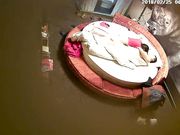 犀牛房大学生眼镜情侣开房性生活洗干净还没干JJ就雄起了口交插入激情四射姿势玩的还挺多肏了妹子2炮还用手机拍