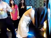 几个台湾妹子第一次体验KTV里的鸭子有点害羞放不开 猛男各种小游戏挑逗妹子