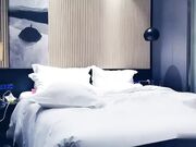 帅小伙约外围妹子 脱掉外面衣服 里面居然穿着女仆套装 情趣吊带内裤