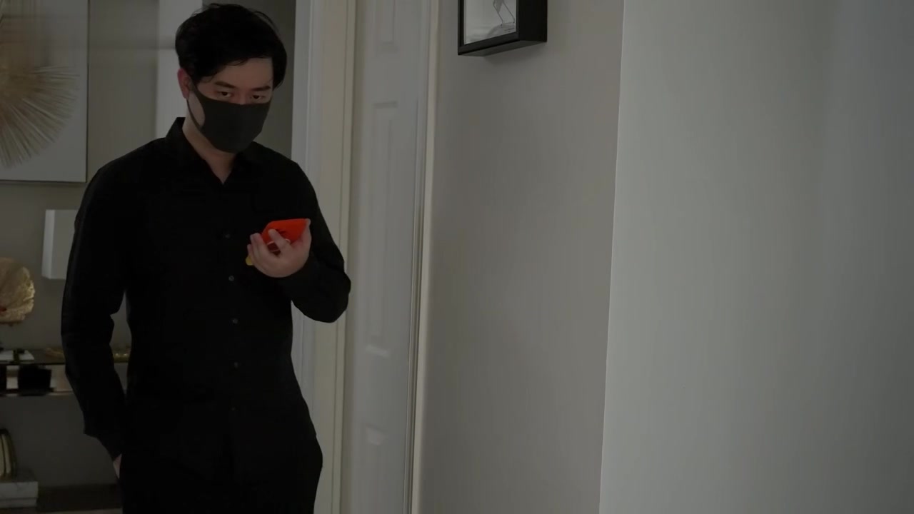 瑜伽裤女外卖员送餐时被男客户强上