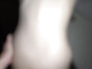 当她敏感的阴蒂受到攻击时 她会达到高潮