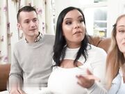 情侣勾引猛男一棒操两穴轮流抽插两个骚逼爽的发抖