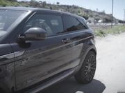 无处可逃美女的车抛锚了 她接受陌生人帮助而发生性爱