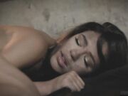 无处可逃美女的车抛锚了 她接受陌生人帮助而发生性爱