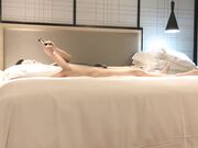 牛仔裤妹子啪啪舔奶调情穿黑丝口交上位骑乘猛操把外围给操疼了吵起来了