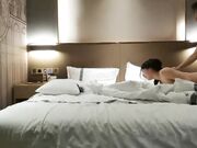 约了个格子外套粉帽萌妹子第二炮 摸逼特写口交床边大力抽插猛操