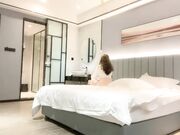 小伙掐着脖子爆操，软玉温香颠鸾倒凤，值得一撸，强烈推荐