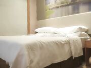 老相好足疗女技师 隔着内裤揉穴 镜头前按头插嘴 特写手指揉穴