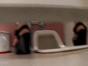 卫生间藏匿隔间偷拍美女方便