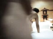 再约两个妹子玩双飞 左拥右抱一起舔弄近距离特写口交 翘起屁股换着操非常刺激