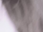 下雨天爸妈不在家和妹妹独处，趁她打王者开语音的时候强行插入让她对着手机放肆淫叫