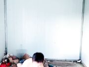 剧情演绎风骚小少妇户外勾搭路人激情啪啪解渴 全程露脸路边简易房内开干