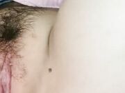 淫乱小学妹宾馆的4P激情 露脸被渣男用道具抽插骚逼还得让她自己掰着